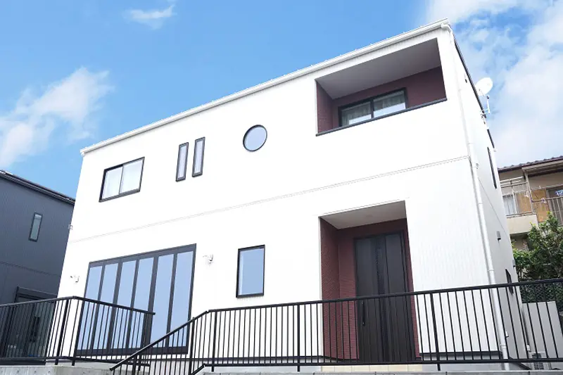 Standard施工事例・白い外壁の住宅外観